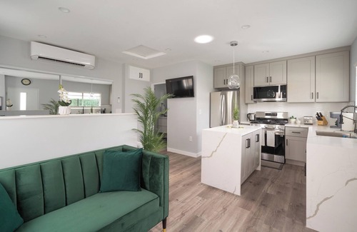 Del Aire House | Casita CW LAX Studio:Your Gateway to LA Adventures