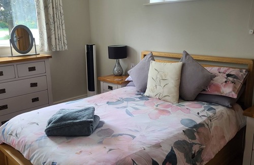 Cinderford Cabin | Casita Lodge | Peaceful Couples Escape w/Hot Tub