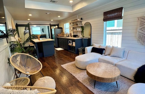 Alta Vista Cottage | Casita near Downtown including St. Mary’s, Pearl & Alamodome!