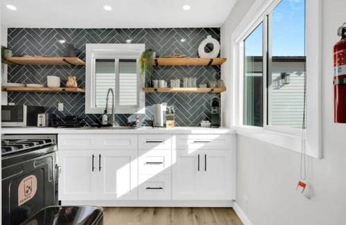 Hawthorne House | Casita with Amazing Backyard + Firepit by SoFi & LAX!