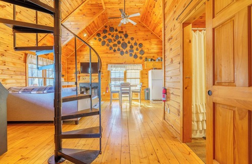 South Pittsburg Cabin | Cast Iron Cabin - Hot Tub & Mountain View - Near Chattanooga