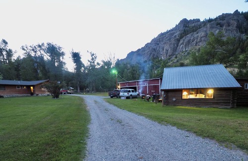 Nye Cabin | Castle Creek Cabin - Outdoor Lover's Dream!