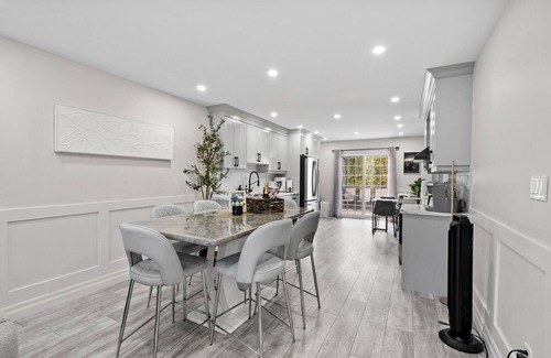 Bowmanville House | Castle in Bowman*Close to Port Darlington*Whole House*Arcade*King Bed*Backyard*