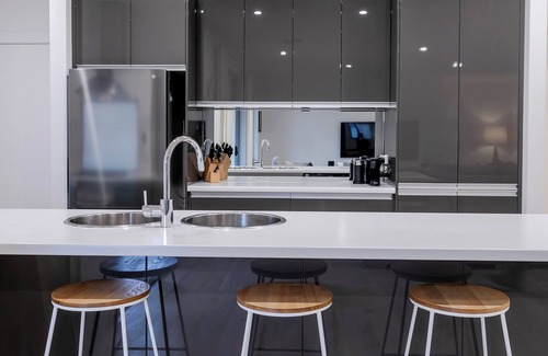 Prospect House | Castle - Pet Friendly, City Fringe, Office, Garage