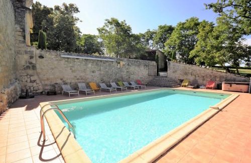 Bon-Encontre House | Castle Retreat near Villages