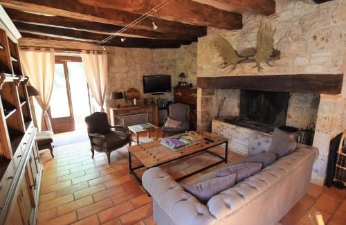 Bon-Encontre House | Castle Retreat near Villages