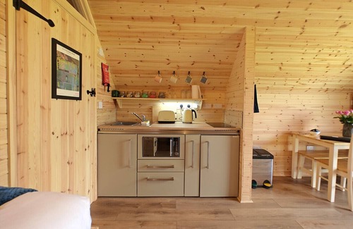 Upper Dicker House | Castle Rock Cabin - One Bedroom House, Sleeps 2