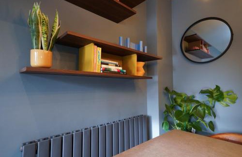 Kenilworth Apartment | Castle Townhouse Kenilworth - Private Parking - 24 Hr Gym Access - Town Centre