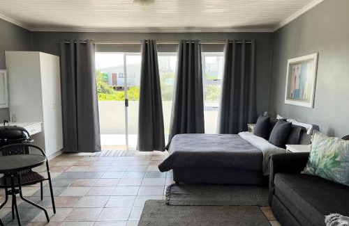 Cape Saint Francis Apartment | Casual, beachy and 100m to Seals Surf Spot