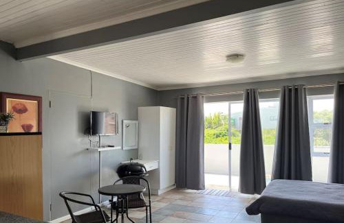 Cape Saint Francis Apartment | Casual, beachy and 100m to Seals Surf Spot