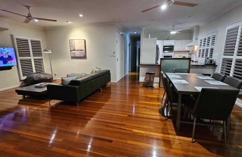 Palm Cove Apartment | Casual Coastal 2 Bedroom Unit in Stunning Palm Cove