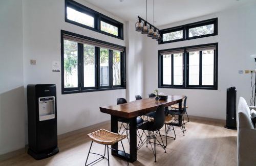 Astana Anyar Villa | Casuarina Villa - City Center American Classic Villa