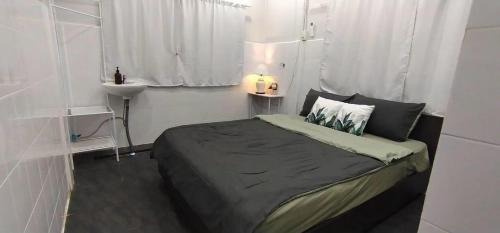 Bang Lamphu Lang House | Cat in the box homestay