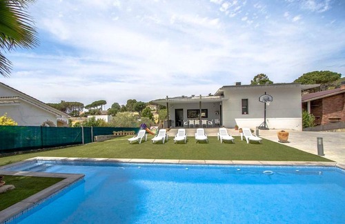 Sils Villa | Catalunya Casas Modern Marvel,15 min to Costa Brava beaches!