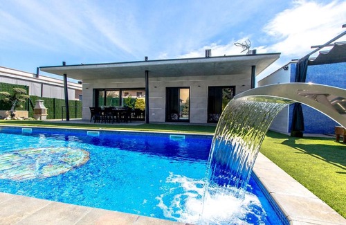 Sils Villa | Catalunya Casas Modern Vacation Paradise 'Villa Ainmi' on the Costa Brava!