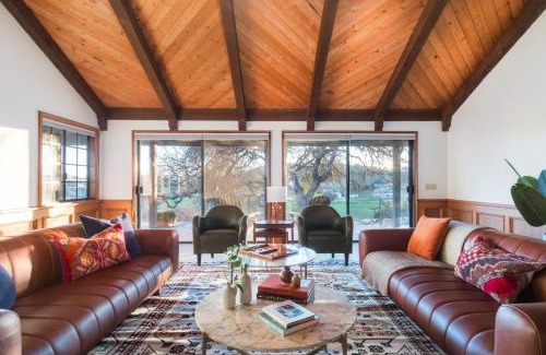 Templeton House | Cathedral by AvantStay Charming Secluded Estate w Sauna Pool Table Views of the Rolling Hills