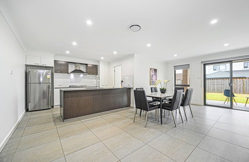 Catherine Field House | Catherine Field Spacious Modern 4Br homen