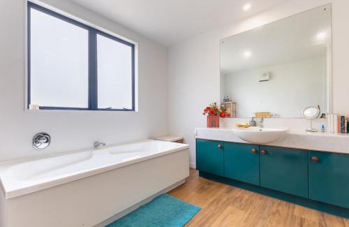 Te Horo House | Catley Lodge B&B Farmstay