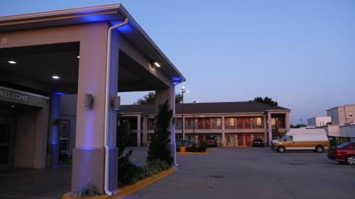 Tulsa Hotel | Catoosa Inn & Suites