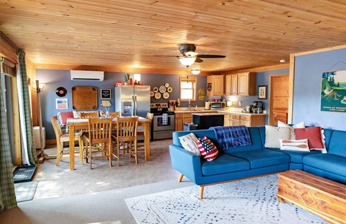 Charles City Cabin | Cedar Bend Cabin with 4 person hot tub!