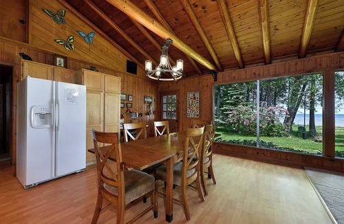 Ingalls Cabin | Cedar Cabin on the Bay: Your Fall Getaway for Stunning Views and Cozy Vibes!