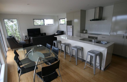Blackmans Bay House | Cedar Cottages Blackmans Bay - Country suite