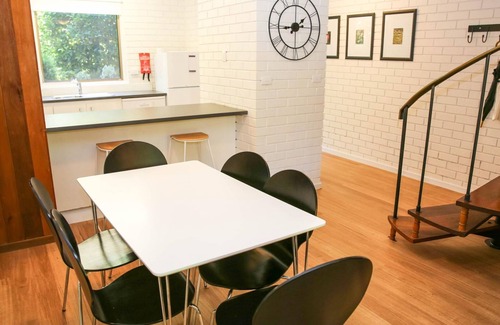 Bright Apartment | CEDAR HOLIDAY UNITS - APARTMENT 4: Bright