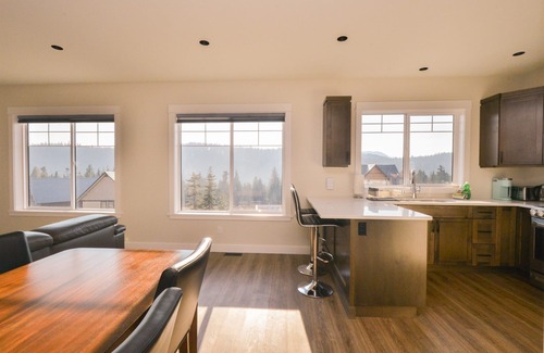 Courtenay House | Cedar Lodge: Mountain Views + Lvl2 EV + Ping Pong