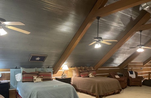 Batesville Cabin | Cedar Point Lodge: Luxury cozy cabin near Oxford, MS
