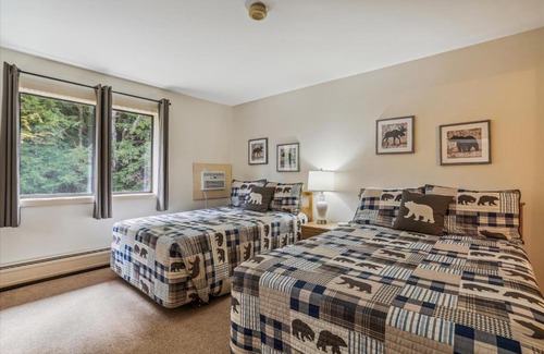 West Bridgewater Hotel | Cedarbrook Deluxe one bedroom suite located on 2nd floor with outdoor heated pool 21820