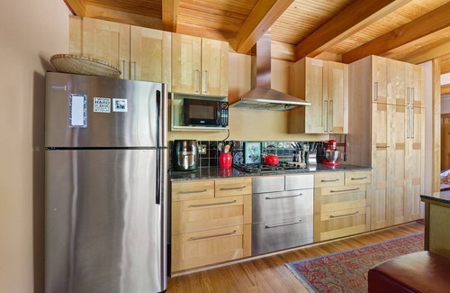 Geneva House | Celebrate the holidays at Geneva Retreat: Bungalow w/Trails, Near Lake Whatcom