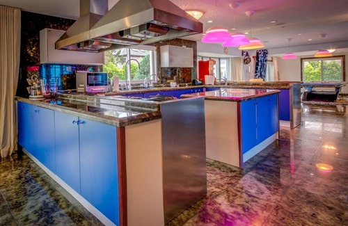 Queens House | Celebrity Retreat | Heated Pool, Gym, STEAM Spa