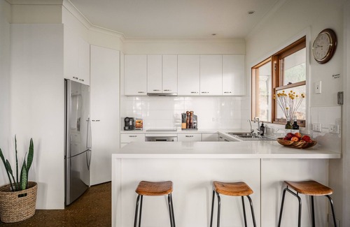 Wandiligong House | Centenary Heights - Boasting commanding views of the surrounding bushland and rolling hills of Wandiligong .