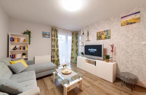 Angyalfold Apartment | Center Budget Apartment Inside Free Parking Self Check-In Free Streaming AC Balcony