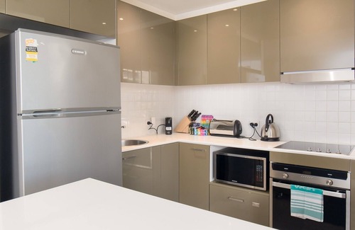 City West Apartment | Central 1-Bed with Parking, BBQ and Indoor Pool