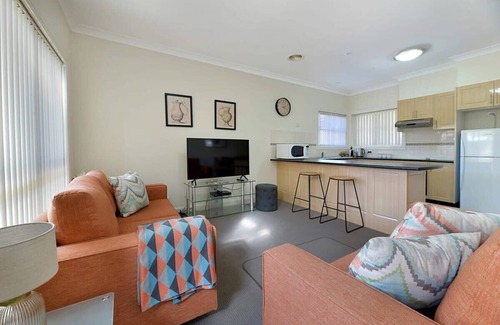 Orange Apartment | Central 2 Bed, 2 Bath Villa, Walk to Town