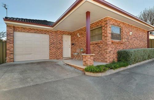 Orange Apartment | Central 2 Bed, 2 Bath Villa - Walk to Town