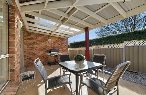 Orange Apartment | Central 2 Bed, 2 Bath Villa - Walk to Town