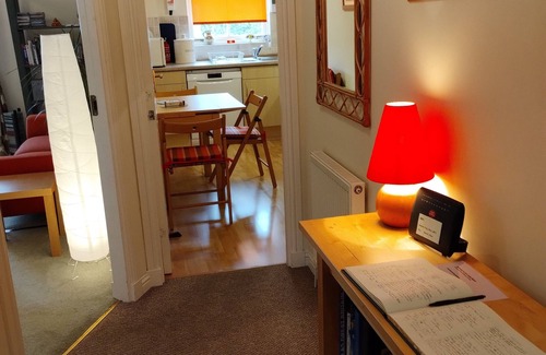 Leith Apartment | Central 2-Bedroom Apartment with private parking - home from home