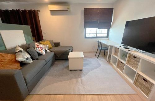 Ploenchit Apartment | Central 2BR 3 min walk from BTS Ploen Chit