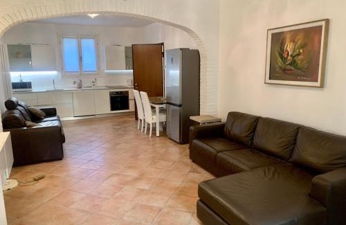 De Angeli Apartment | Central apartment in villa, garden and Netflix