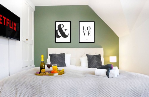 Buckingham Apartment | Central Apt #9 Free Parking + Fast Wifi + SmartTV