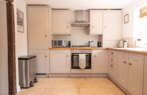 Bourton-on-the-Water Cottage | Central Bourton - Chic Cottage - Parking