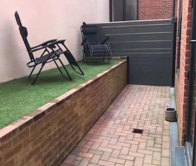 Camberley Apartment | Central Camberley Apartment - Parking - Garden