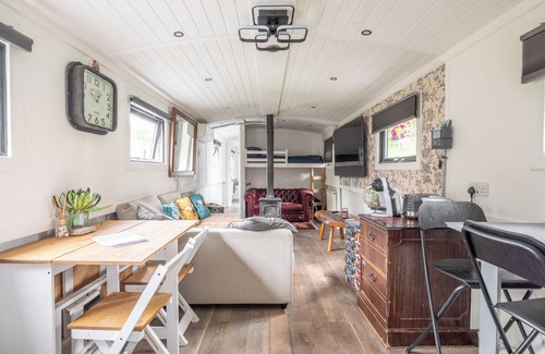 Cambridge City Centre Boat Rental | Central Cambridge Modern Solar Houseboat