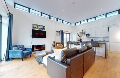 Cardiff City Centre Apartment | Central Cardiff Penthouse With Roof Terrace & City View