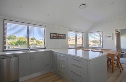Bluff Hill Cottage | Central City Gem - Napier Holiday Home