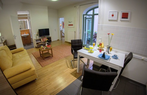 Innere Neustadt Apartment | Central, comfy & quiet apartment with patio incl. bicycles, Internet & washer