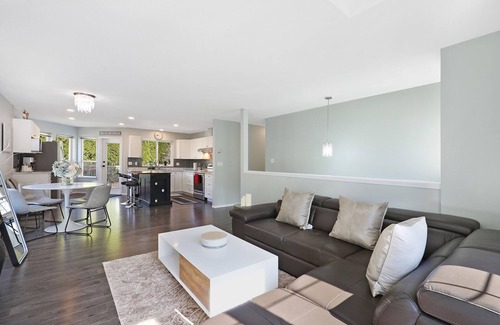 Comox House | Central Courtenay Modern Retreat: Urban Oasis