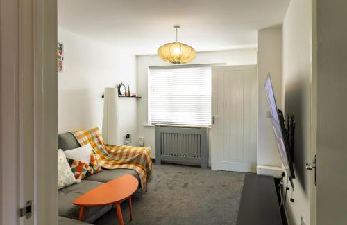 Holbrooks Apartment | Central Coventry 2 Bed Apartment with Free Parking and 350mbps Wifi